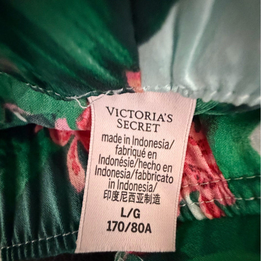 VICTORIA’S SECRET Tropical Floral Satin set shorts and button shirt with pocket - Picture 14 of 15